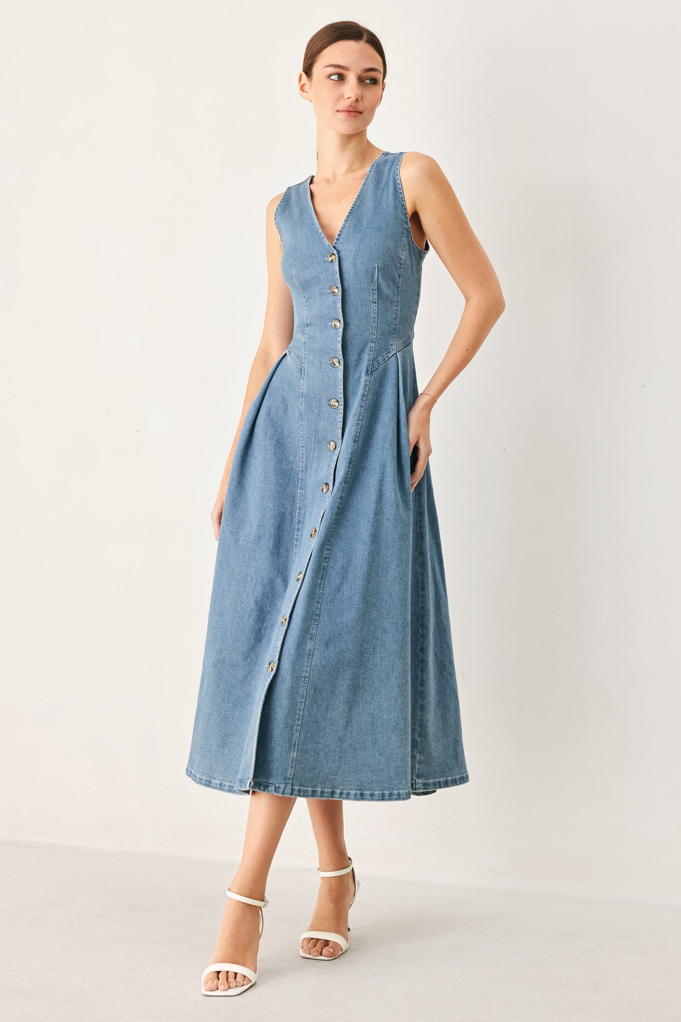 SWEETHEART V-NECK DENIM MIDI DRESS l FLYING TOMATO LIGHT DENIM / M