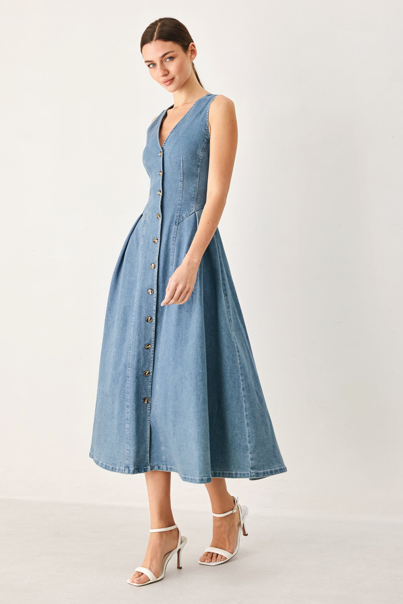 SWEETHEART V-NECK DENIM MIDI DRESS, LIGHT DENIM / M