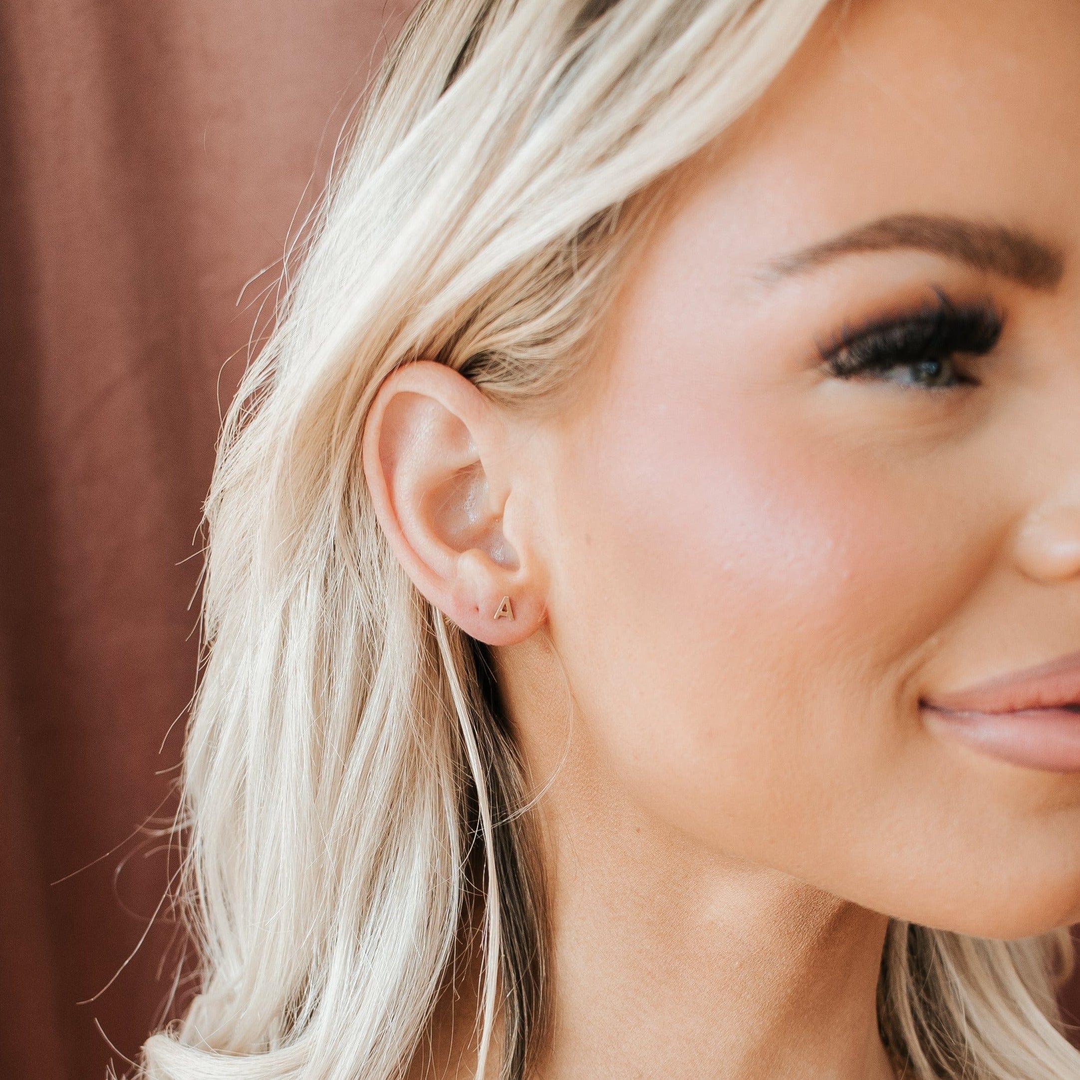 AVA INITIAL STUD • SINGLE